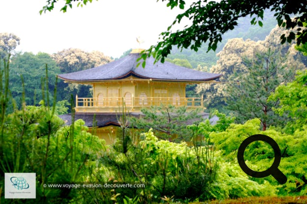 Appelé aussi Temple du Pavillon d’Or, ce bâtiment est entièrement recouvert d'or pur, à l'exception du rez-de-chaussée. Il sert de shariden, contenant des reliques de Bouddha.