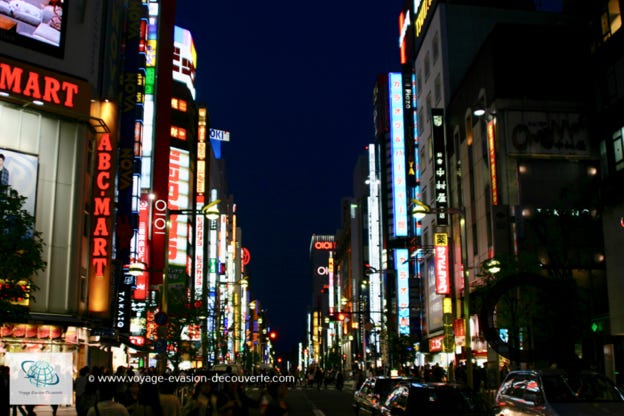 C’est sans doute le quartier le plus fascinant et le plus bouillonnant de Tōkyō. Quartier branché par excellence, emblème du shopping à la tokyoïte, éminent centre économique, Shibuya est une véritable icône de la capitale japonaise et un incontournable du Japon. C’est aussi le célèbre “Crossing“ passage piéton envahi par la foule, vu sur toutes les photos représentant Tokyo. C’est des magasins de mode par centaine, des enseignes lumineuses et écrans géants qui clignotent sans cesse, une folle ambiance jeune et délurée et de la musique partout dans les rues. Il faut y aller la journée pour s’imbiber de la frénésie de la ville et le soir pour s’imprégner de la vie nocturne enivrante. 