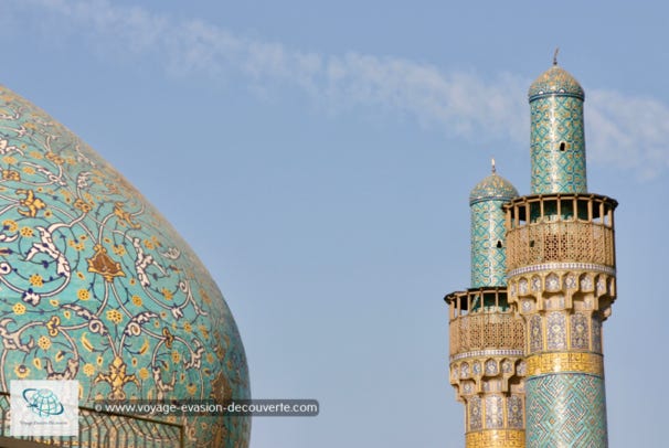 On entre en Iran avec la certitude de faire un voyage pas comme les autres et on en ressort secoué par ce pays remplit d’histoire et de ses racines vieilles comme le monde. 