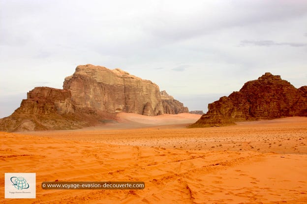 C’est un paysage désertique comportant des canyons, des arches naturelles, des falaises de grès brun, des grottes et des dunes de couleurs orange. Situé au Sud de l'Arabah, il a été inscrit au Patrimoine mondial en 2011 en tant que bien mixte naturel et culturel. Le site est aussi appelé Iram dans les textes nabatéens.