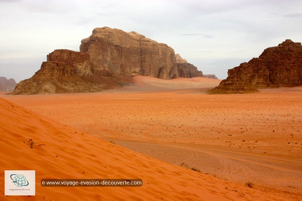 C’est un paysage désertique comportant des canyons, des arches naturelles, des falaises de grès brun, des grottes et des dunes de couleurs orange. Situé au Sud de l'Arabah, il a été inscrit au Patrimoine mondial en 2011 en tant que bien mixte naturel et culturel. Le site est aussi appelé Iram dans les textes nabatéens.
