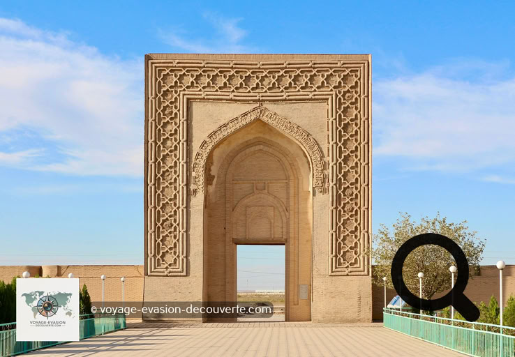 Construit au XIᵉ siècle sous le règne des Karakhanides, il faisait partie de la grande route de la Soie reliant  Boukhara à Samarkand. Ce caravansérail servait d'abri aux caravanes de marchands et à leurs animaux, offrant sécurité et repos après de longues journées à travers le désert.