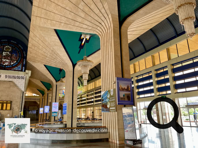 our notre retour à Tachkent, nous avons emprunté le train à grande vitesse Afrosiyob, une véritable fierté nationale. Mis en service en 2011, ce TGV ouzbek relie Samarcande à Tachkent en un peu plus de deux heures, filant à près de 250 km/h à travers les plaines et les collines d’Asie centrale.