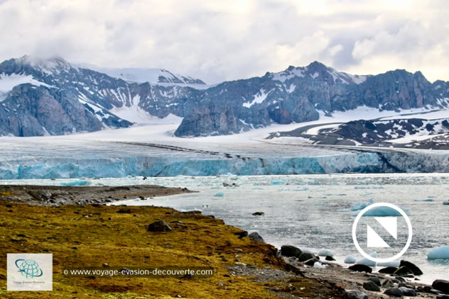 Il a une longueur d'environ 16 kilomètres et une superficie totale d'environ 127 km². Connu sous le nom de glacier du 14 juillet, il se situe dans la région du Haakon VII Land. Ce beau glacier culmine à plus de 30 mètres au-dessus du niveau de la mer.