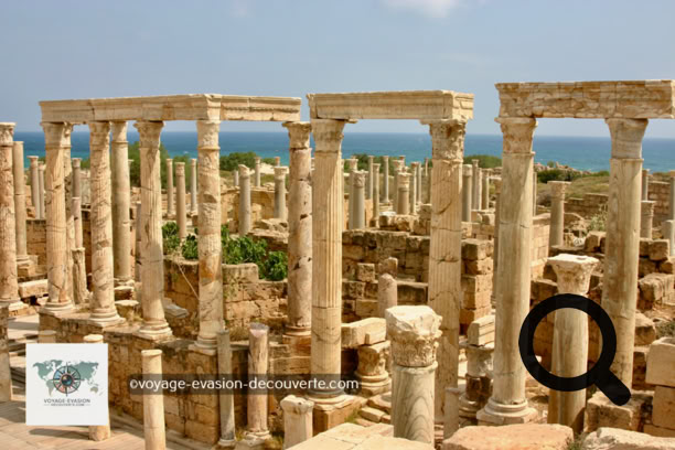 La cité antique de Leptis Magna aurait été fondée par les Phéniciens, même si les premières traces d’occupation remontent au VIIᵉ siècle avant J.-C.. Embellie et agrandie par Septime Sévère, enfant du pays devenu empereur de Rome, elle fut l’une des plus brillantes métropoles de l’Empire romain.