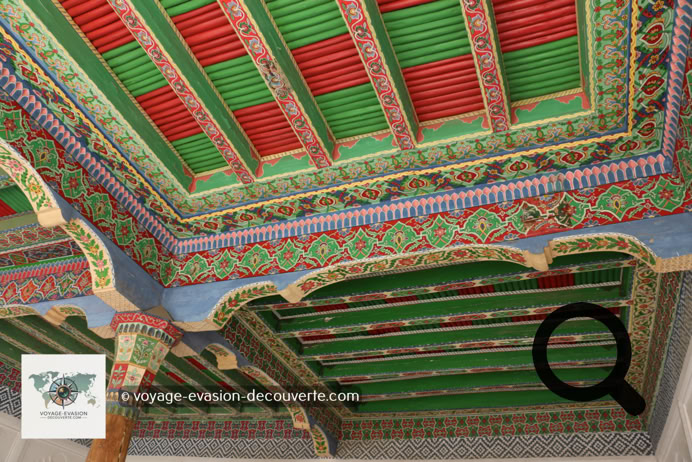 C'est l'un des monuments les plus émouvants de Kokand. Son nom signifie littéralement « la mère du khan », car il fut érigé en hommage à la mère du khan Madali, au XIXᵉ siècle.