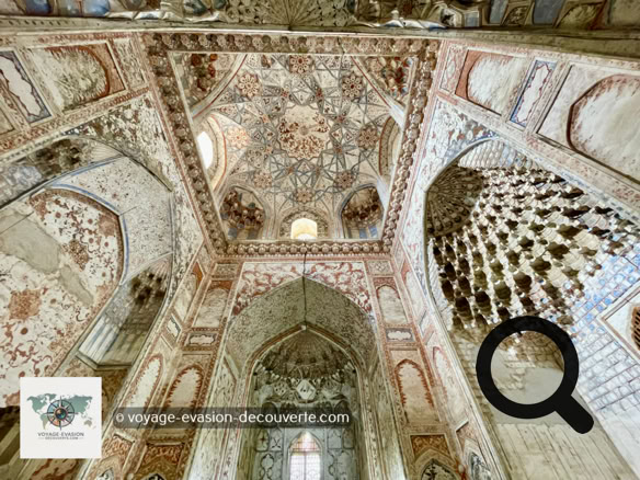 Située face à la médersa Ouloug Beg, la médersa Abdoullaziz Khan forme un ensemble architectural d'une grande harmonie. Construite en 1652, sous le règne d’Abdoullaziz Khan, elle marque l'apogée de l'art décoratif boukhariote et l'un des derniers grands chefs-d'œuvre de la période khanate.