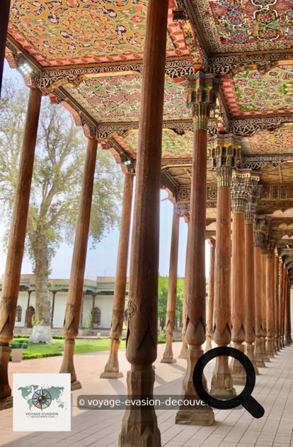 La mosquée Jami est sans doute l'un des plus beaux exemples d'architecture religieuse de Kokand. Construite à la fin du XVIIIᵉ siècle sous le règne de Khan Omar, elle occupe une vaste esplanade au cœur de la ville.