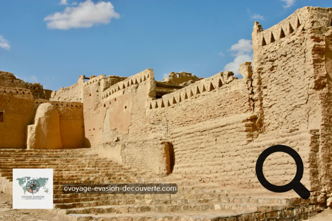 Le lendemain, tôt dans la matinée, nous prenons la route à travers le  Sahara Libyen en direction de Ghadamès pour 4h de traversée avec un petit arrêt aux ruines de Sinawin.  