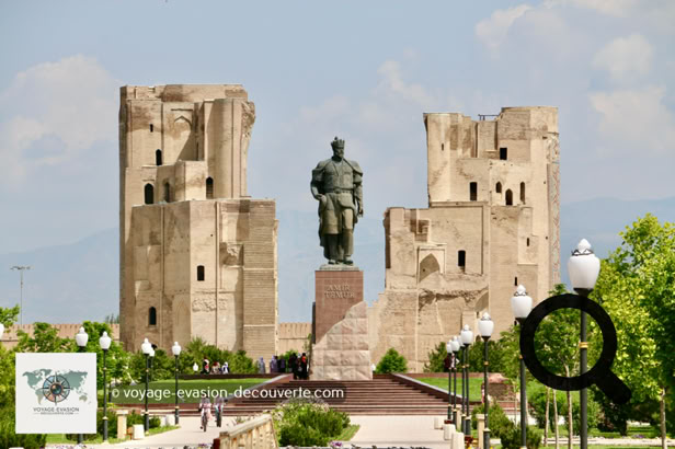 Commandé par Tamerlan lui-même à la fin du XIVᵉ siècle, ce palais fut un symbole éclatant de sa puissance. De cet édifice colossal, il ne subsiste aujourd'hui qu'un morceau du monumental portail d'entrée. 