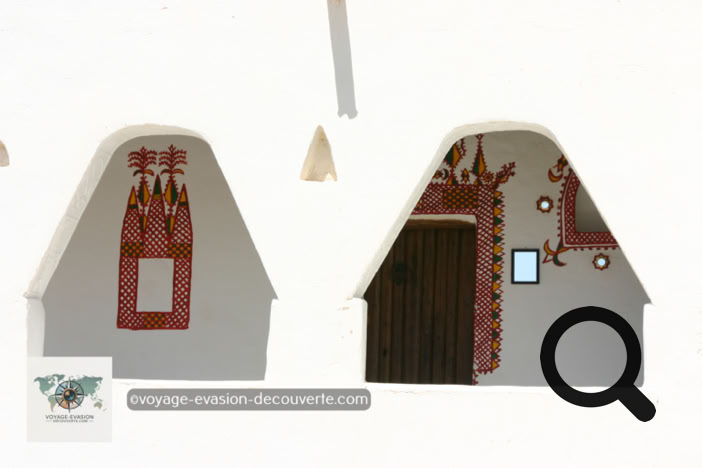 Les maisons sont richement décorées de motifs rouge qui ressortent sur les murs blanchis par la chaux blanche.