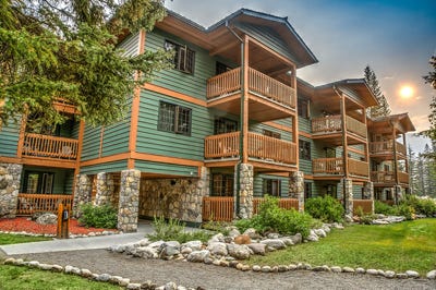 Jolie hôtel de style chalet. Le hall est impressionnant lorsque l'on arrive. Les chambres sont grande et le service parfait et se loger au Lake Louis est moins cher qu'à Banff. 