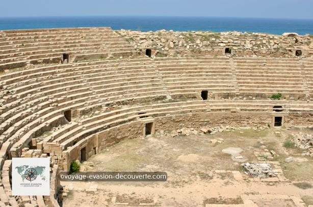 La cité antique de Leptis Magna aurait été fondée par les Phéniciens, même si les premières traces d’occupation remontent au VIIᵉ siècle avant J.-C.. Embellie et agrandie par Septime Sévère, enfant du pays devenu empereur de Rome, elle fut l’une des plus brillantes métropoles de l’Empire romain.