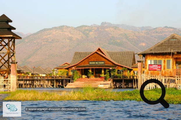 C’est un bel hôtel sur pilotis qui se trouve  sur la rive Est du lac. Des passerelles en bois relient tous les bungalows au bâtiment principal de la réception, au restaurant et à la jetée. Le complexe est entièrement fabriqué à partir de matériaux locaux. Les chambres bungalows ont un coin salon et une terrasse avec une vue superbe sur le lac. Le service est agréable et souriant, et on y mange très bien. 