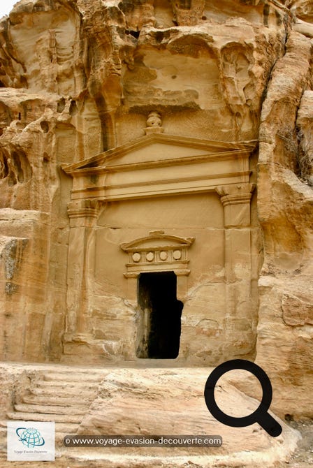 La Petite Pétra se situe dans un étroit canyon appelé Siq al-Barid. Avec ses citernes à eau, ses maisons sculptées et ses escaliers découpés dans le roc, le site reste incontournable. 