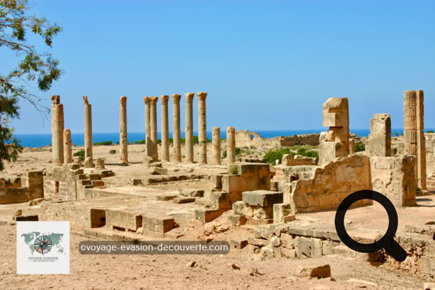 Située sur la côte libyenne, Ptolémaïs est une ancienne cité grecque fondée probablement au VIIᵉ ou VIᵉ siècle avant notre ère par des colons venus de Barqa (l’actuelle Cyrène).