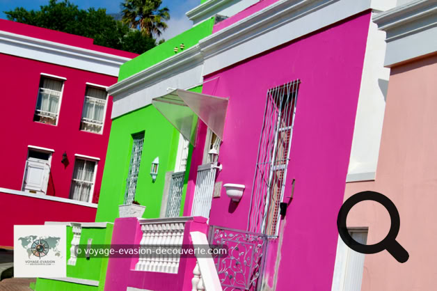 Bo-Kaap est aujourd'hui l'un des quartiers les plus pittoresques de la métropole du Cap en raison de la persistance de nombreuses ruelles pavées, de maisons peintes de couleurs pastel et de mosquées dont l'architecture rappelle celle de l'Asie du Sud-Est.