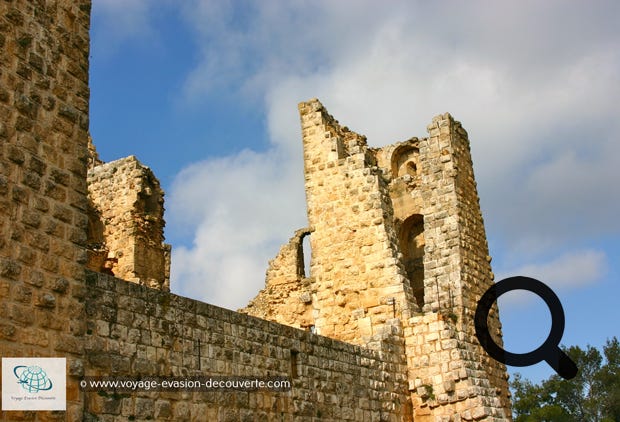 Il est connu sous le nom de Qal'at Ar-Rabada. C’est une forteresse musulmane qui a été construite sur la colline appartenant au mont Ajlun.  