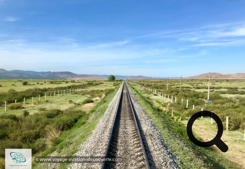 Un mythe… Cette ligne est porteuse d’un imaginaire raconté depuis près d’un siècle dans la littérature et l’histoire.  C’est une des lignes de chemin de fer les plus longues au monde. C’est surtout des moments de partages, d’ambiance et de convivialité qui font de ce voyage une expérience inoubliable. Dans ce voyage, nous traversons lentement, à  60 km/h, la Russie pour découvrir les contrées lointaines de la Sibérie, des paysages sauvages et grandioses comme le majestueux lac Baïkal  “la Perle de Sibérie“ et pour enfin arriver sur les steppes infinies de Mongolie.