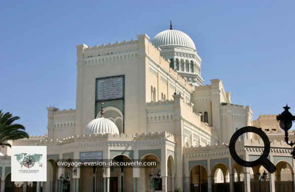 Tripoli est une ville surprenante, à la fois authentique et contrastée. Sa vieille ville fortifiée, posée sur son îlot, offre un enchevêtrement de ruelles animées, de portes sculptées et d’arcs blanchis par le soleil.