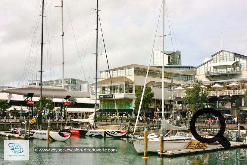 Je vous recommande aussi le quartier de Viaduct Harbour, idéal pour boire  un verre ou se restaurer durant la journée mais aussi en soirée.  Ce quartier, situé à l’Ouest du Central Business District, est l’un des quartiers  les plus agréables de la ville. Son front de mer, piéton, est bordé par de  nombreux cafés et restaurants très sympa offrant de très belles terrasses  avec une vue agréable sur les bateaux du port de plaisance. 