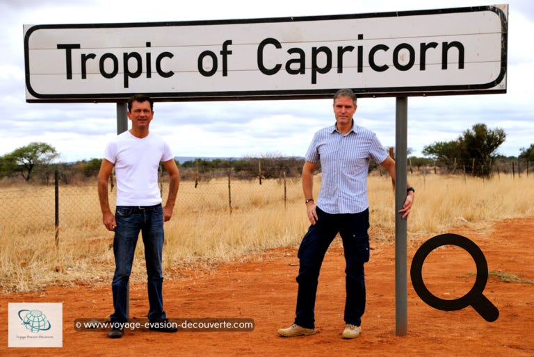 Puis passage obligé par le Tropique du Capricorne, un des deux tropiques et l'un  des cinq parallèles principaux indiqués sur les cartes terrestres, pour la photo.  Vers midi, nous sommes arrivés dans la Game Reserve Bagatelle où nous avions  réservé une excursion “nature“ dans un véhicule de safari ouvert pour découvrir la région de la ceinture de Dune Kalahari.  