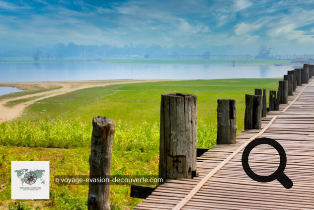 Monument le plus célèbre d'Amarapura, ce pont a été construit par le maire U Bein avec des colonnes de teck abandonnées lors du transfert de la capitale à Mandalay. Il traverse le lac Taungthaman sur 1,2 km pour aboutir près du Kyautawgyi Paya, ce qui en fait le plus long pont de teck du monde avec ses  1 060 piliers.
