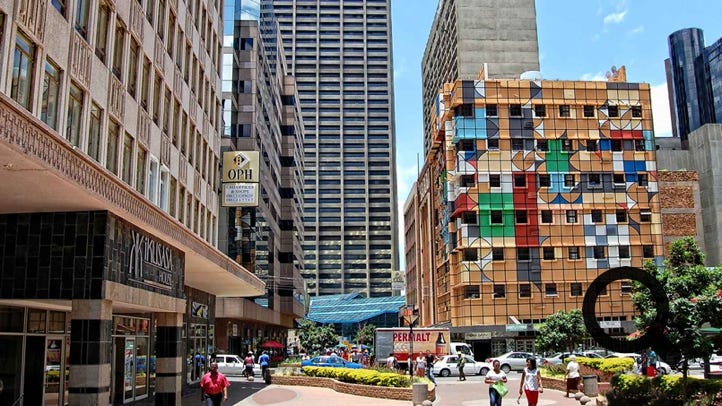 Appelée aussi Jo’burg, c’est une métropole fondée en 1886 dans la région du Transvaal. Avec son agglomération, elle est la troisième ville la plus peuplée d'Afrique.
