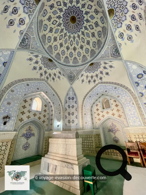 Non loin de là, on découvre les mausolées de Shamsiddin Kulol et de Gumbazi Sayidon. 