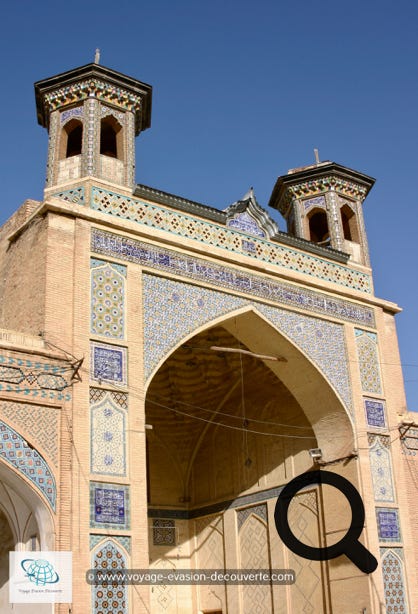 Elle a été construite pour la première fois en 875 sous le règne du souverain safaride Amr b. al-Layth (878-900). 
