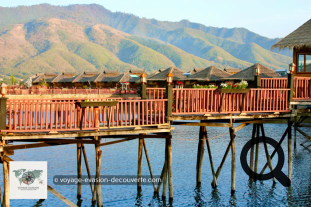 C’est un bel hôtel sur pilotis qui se trouve  sur la rive Est du lac. Des passerelles en bois relient tous les bungalows au bâtiment principal de la réception, au restaurant et à la jetée. Le complexe est entièrement fabriqué à partir de matériaux locaux. Les chambres bungalows ont un coin salon et une terrasse avec une vue superbe sur le lac. Le service est agréable et souriant, et on y mange très bien. 