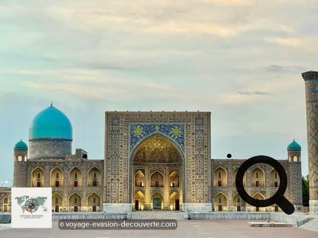 La médersa Tilla-Kari (XVIIᵉ siècle), littéralement “couverte d’or”, célèbre pour sa salle de prière dont les murs et la coupole sont entièrement dorés à la feuille.