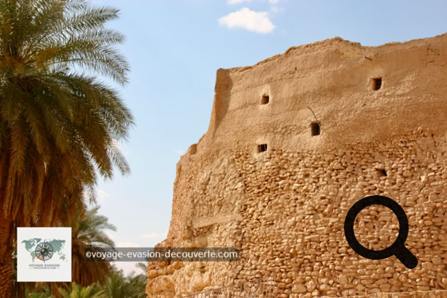 Le lendemain, tôt dans la matinée, nous prenons la route à travers le  Sahara Libyen en direction de Ghadamès pour 4h de traversée avec un petit arrêt aux ruines de Sinawin.  