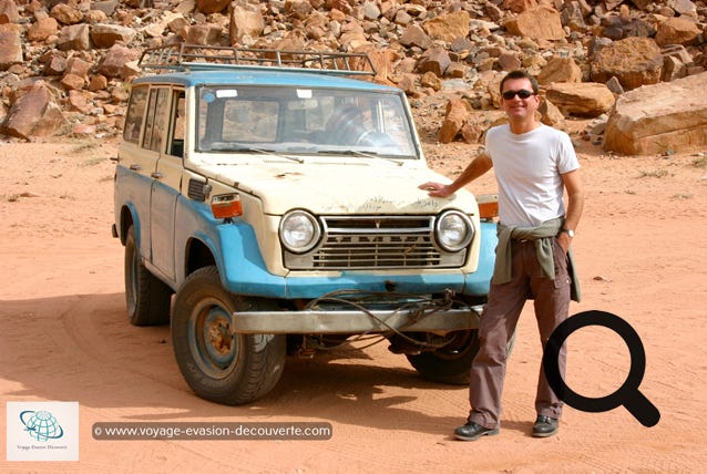Après 2h30 de voiture nous changeons de véhicule et nous prenons possession d’un 4x4  plutôt pourri.  Tout de suite, ça nous met dans l’ambiance…  En voiture Simone pour de nouvelles aventures ! 