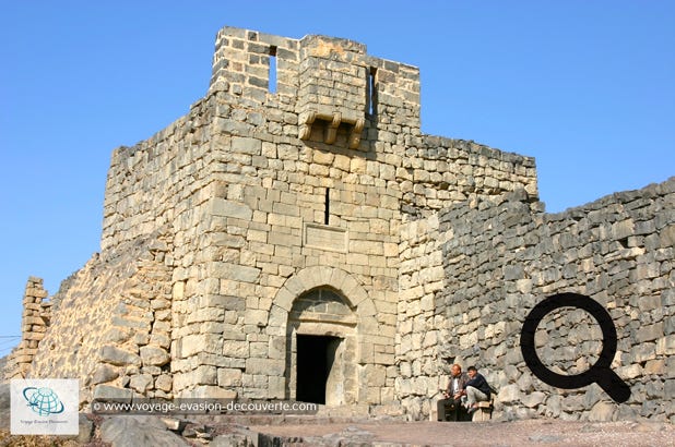 Le troisième était le superbe château Qasr Azraq - Forteresse Bleue. Le château est construit en basalte noir trouvé localement. Les portes en pierre sont très lourdes, 1 tonne pour chacune des parties de la porte principale et 3 tonnes pour les simples portes. Elles peuvent assez facilement se déplacer, grâce à l'huile de palmier. Le choix inhabituel de la pierre s'explique en partie par l'absence de tout bois à proximité, à part le bois de palmier, impropre à ce genre de construction. 