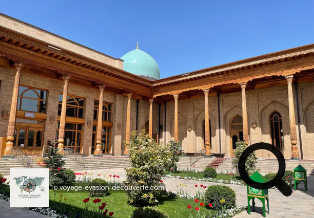 Situé dans le vieux Tachkent, cet ensemble est le centre religieux le plus important de la capitale. Il comprend plusieurs médersas, une mosquée du vendredi et la célèbre médersa Barak Khan, construite au XVIᵉ siècle. L’endroit est paisible, imprégné d’une grande spiritualité.