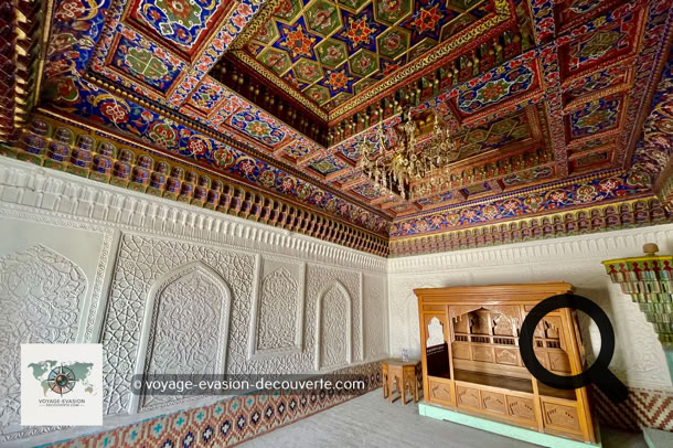 C'est sans conteste le joyau de Kokand. Construit entre 1863 et 1874, ce palais somptueux fut la résidence du dernier khan, Khoudoyar Khan. À son apogée, il comptait plus de 100 pièces réparties sur sept cours intérieures. Seule une partie du complexe a survécu au temps, mais quel spectacle !