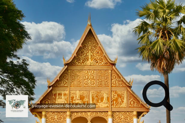 Le temple de Pha That Luang est le monument bouddhique le plus sacré du pays, emblématique du Laos, on raconte qu'il renferme un cheveu de Bouddha ! Cet immense Stūpa quadrangulaire de 35 mètres de hauteur, recouvert de feuilles or, a été érigée en 1566.