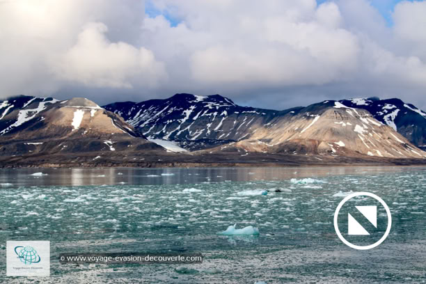 Avec ses 30 km de long et 5 km de large, le Krossfjord se partage l'embouchure avec le Kongsfjord. En majeure partie montagneux et escarpé. La partie plate se situe à l’Ouest du fjord, là où se trouvent aussi les seuls lacs de la région.