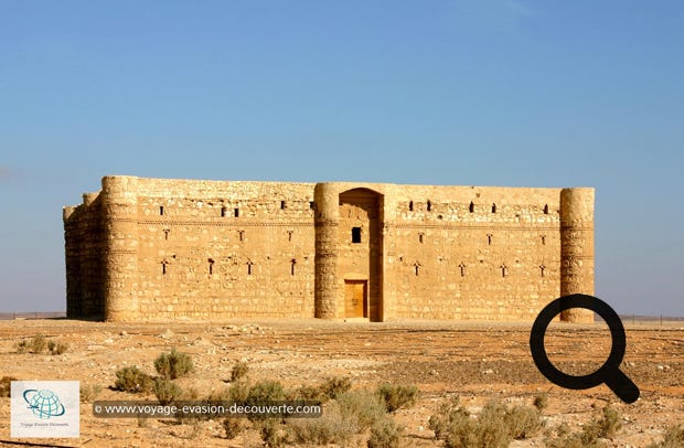 Le château Qasr Kharana, un des plus connus. Magnifique au milieu de nulle part. Il a probablement été construit au début du VIIIe siècle comme en témoigne une inscription de l'une des chambres subsistant malgré l'influence du courant sassanide.