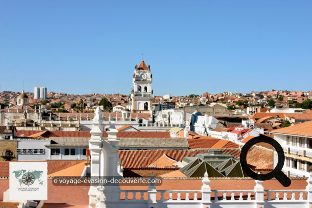 Depuis sa terrasse, au milieu des coupoles recouvertes de tuiles coloniales et des tours décorées avec l’argent extrait des mines de Potosi, on peut apprécier un splendide panorama sur la ville et ses multiples églises. 