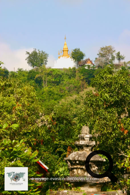 Situé au cœur de la ville, cette colline sacrée, symbole de la spiritualité de Luang Prabang domine de ses 100 mètres de haut. Point culminant, le sommet offre une des plus belles vues sur la ville et ses environs. 