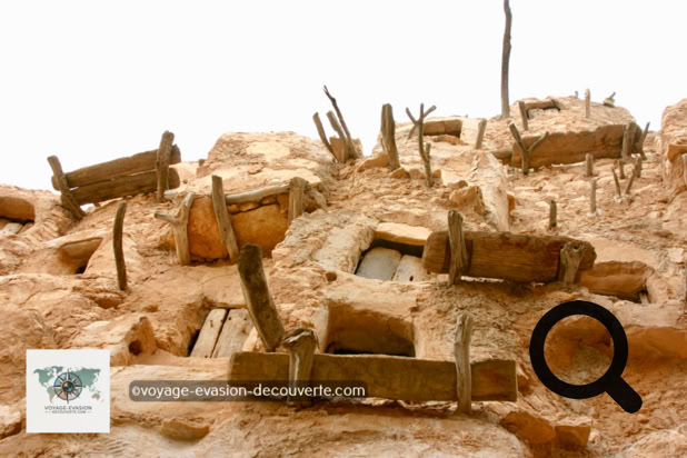 Connue pour son Qsar, grenier fortifié, Nalut abrite le grenier le plus complexe de Libye. Il a sans doute été construit comme Qasr al-Haj, un simple cercle de pièces de nourriture, mais les augmentations croissantes de population ont mené à la création de plus d’unités de stockage. Ainsi une autre colline de voûtes tournées vers l’extérieur a été construite dans la zone centrale, comme un château géant boueux. Quatre étages de haut, et des murs extérieurs ont été construits progressivement plus haut pour qu’encore plus de pièces soient empilées au sommet. L’effet est superbement complexe comme un labyrinthe de couloirs parsemés d’ouvertures.