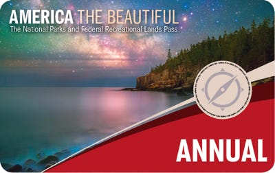 N’oubliez pas lorsque vous rentrez pour la première fois dans un parc national aux États Unis de prendre à la guérite la carte Pass America The Beautiful. Bien sûr, cela vaut le coup seulement si vous avez l’intention d’en visiter plus de 4 dans votre road trip.  