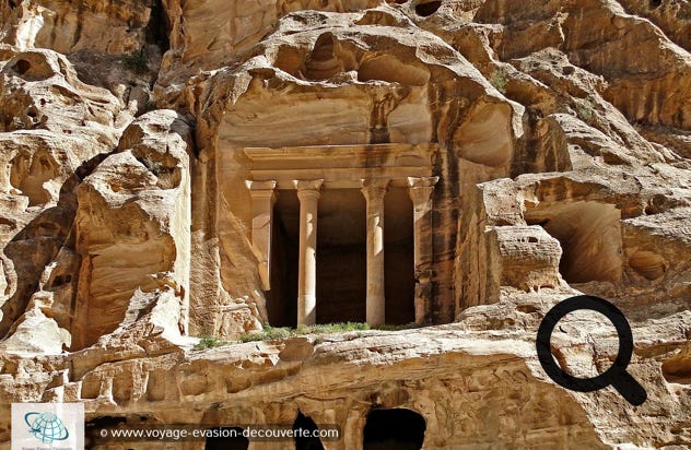 La Petite Pétra se situe dans un étroit canyon appelé Siq al-Barid. Avec ses citernes à eau, ses maisons sculptées et ses escaliers découpés dans le roc, le site reste incontournable. 