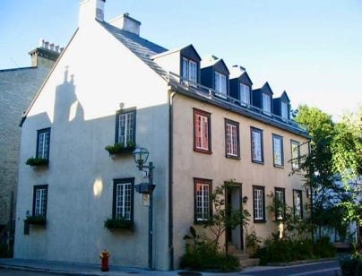 Au cœur de la ville fortifiée, ce gite est situé à proximité des monuments les plus célèbres de la ville de Québec.  Cette ancienne résidence du 18ème siècle vous propose trois belles et grandes chambres avec leur salle de bain  privative. Vous profiterez également d'un salon commun et d'un bureau vous proposant diverses excursions.  Vous serez très bien accueilli par Guitta. Le petit déjeuner est très copieux et le gite dispose en plus d'un parking. 
