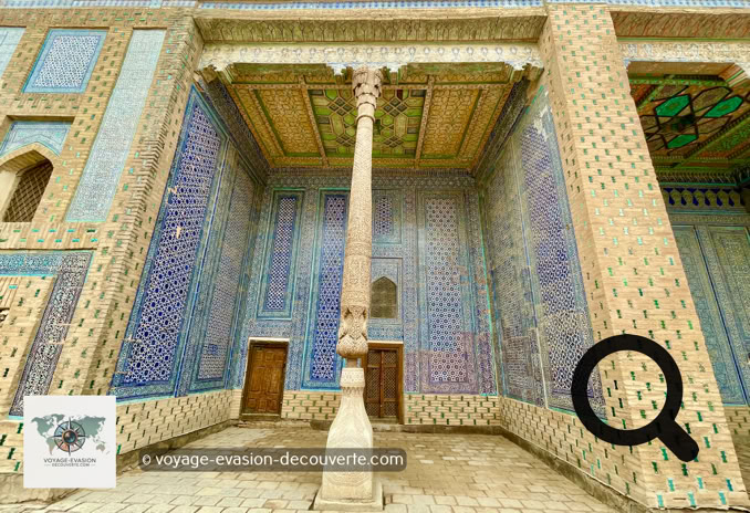 Le Tach Khaouli, littéralement « palais de pierre », est sans doute le monument le plus somptueux de Khiva. Construit au XIXᵉ siècle par le khan Allakouli, il devait surpasser en beauté toutes les résidences royales du pays.