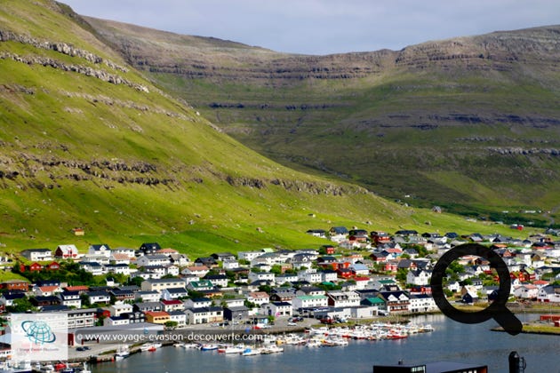 Cette jolie ville coincée entre l'isthme de deux baies se trouvant dos à dos est entourées de montagnes. La première implantation à Klaksvík date du temps des Vikings, mais ce n'est pas avant le XXe siècle que différentes agglomérations se mêlent pour former une grande ville moderne qui est devenue le centre culturel et commercial des Îles du Nord et des îles Féroé. De nos jours, elle dispose d'installations portuaires importantes avec une industrie de pêche et une flotte de pêche moderne. La majorité des habitants de l'île vivent à Klalsvík.