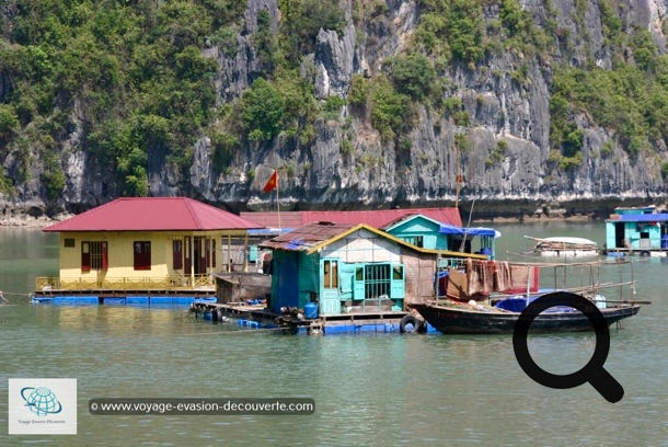 Nous sommes passés à coté de cabanes flottantes formant de minuscules villages flottants de pêcheurs où des vendeurs itinérants essayent de vous vendre quelques articles.  