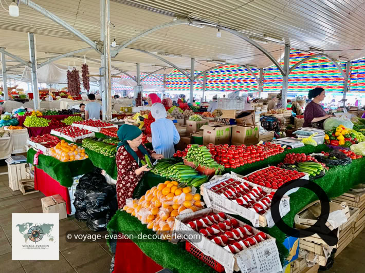 Impossible de visiter Tachkent sans flâner dans son bazar de Tchorsou, véritable cœur battant de la ville. Sous sa gigantesque coupole bleue, le marché regorge de vie et de couleurs : montagnes d’épices, fruits secs, melons parfumés, pains ronds dorés, et étals débordants de légumes.